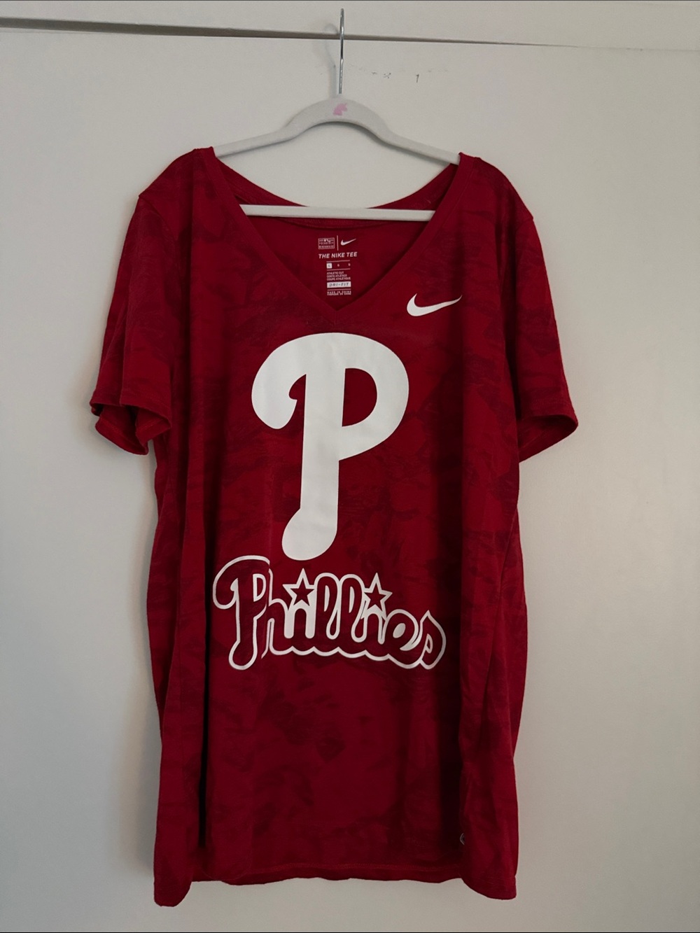 Philadelphia Phillies V‑Neck Tee Size L